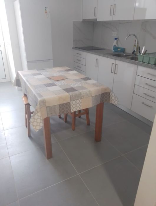 Arrenda-se quarto a estudante junto á AAC