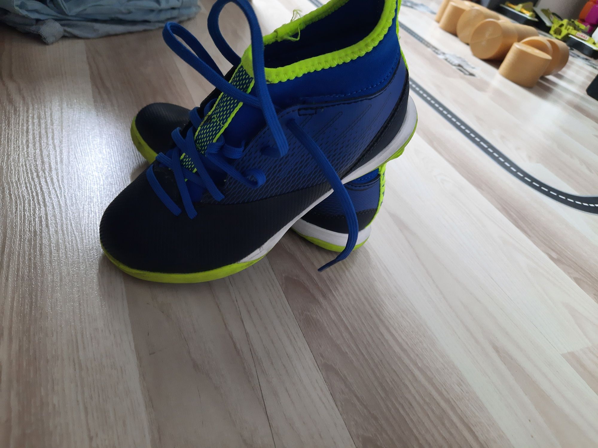 Buty sportowe na sztuczną murawe 29