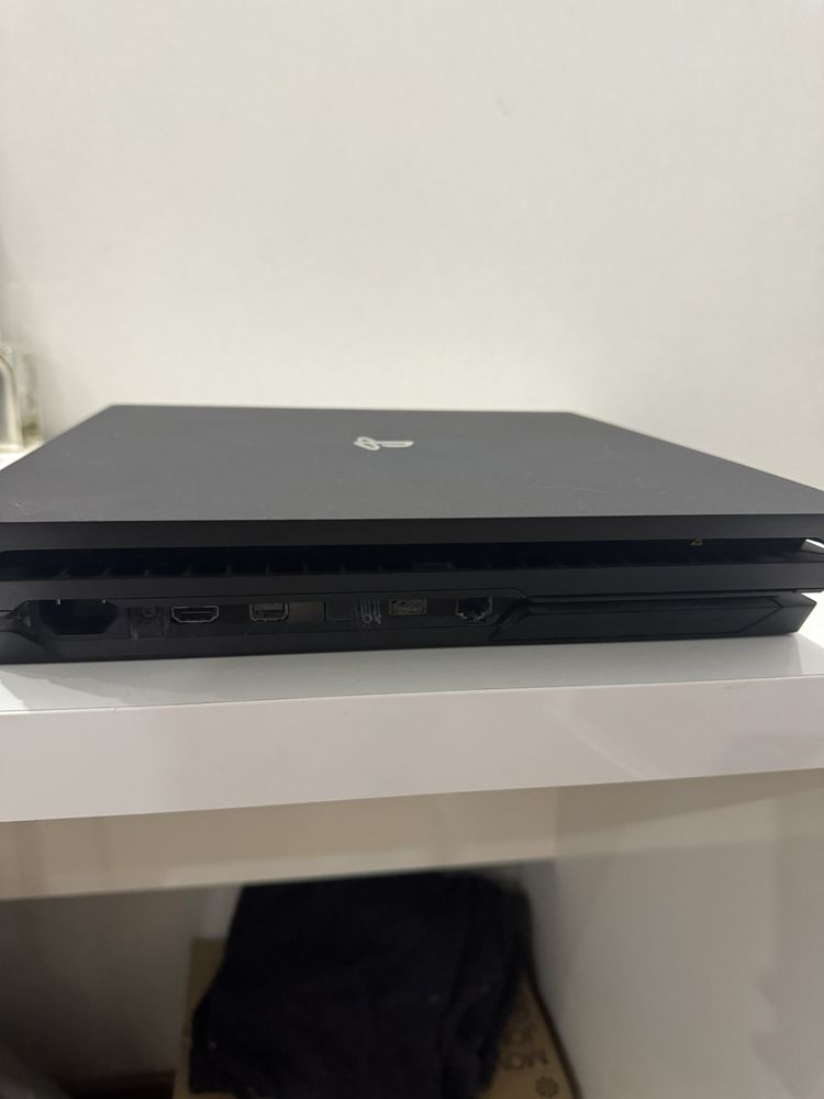 PS4 pro 1 tb + 2 джостіка +док станція + 3 гри