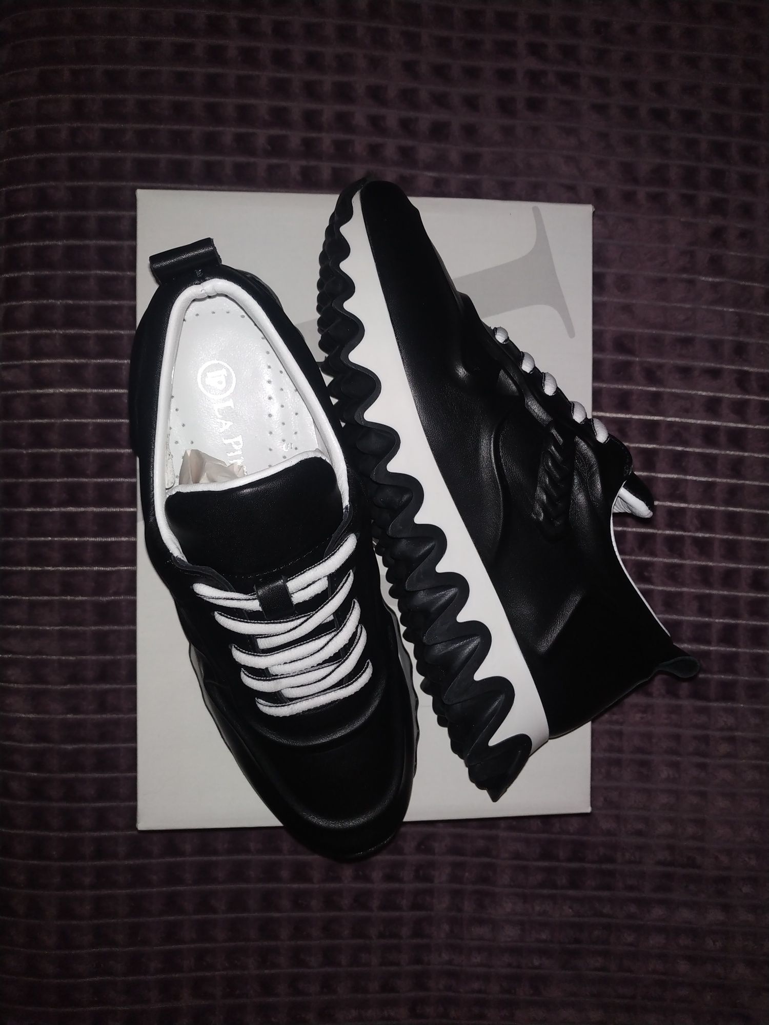 Кросівки (снікерси) шкіряні,чорного кольору La Pinta