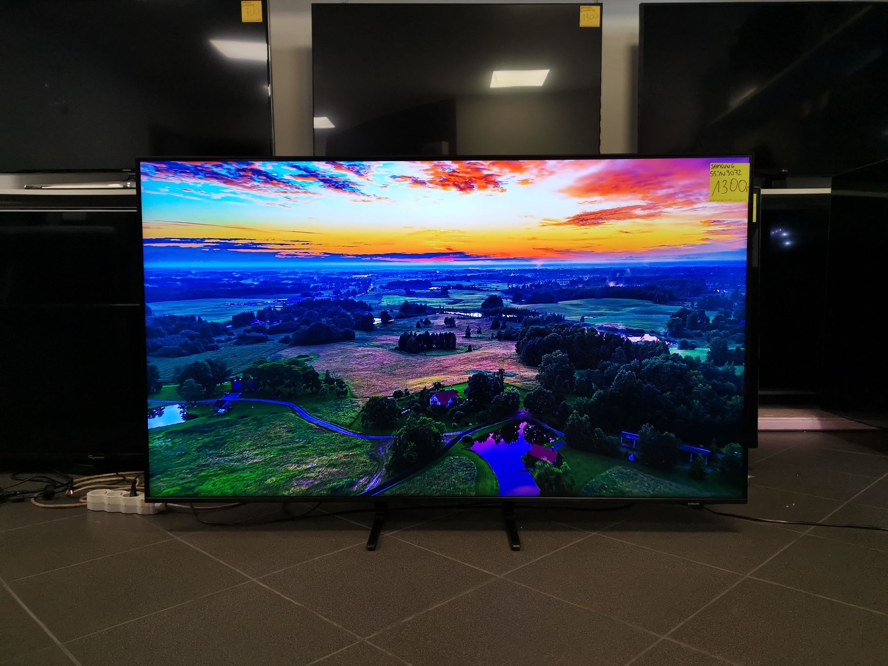 Samsung 55 cali 4K UHD hdr Smart WiFi TizenOS DVB-T2 55AU9072 gw3m