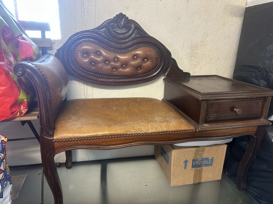 Mesa com banco de telfone antigo
