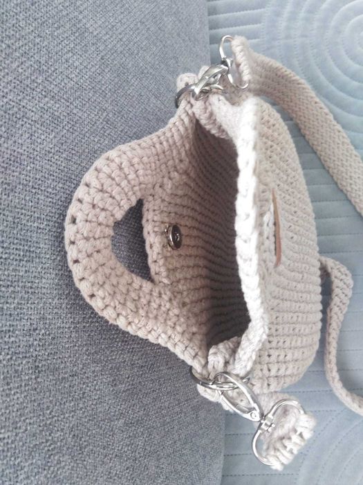 Beżowa torebka robiona na szydełku