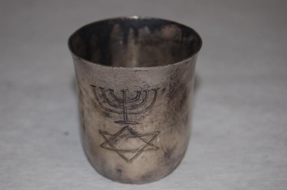 Kubek srebrny , żydowski , grawerowany , wys. ok. 10 cm.