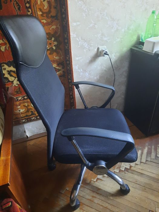 Продам крісло офісне чорне з JYSK