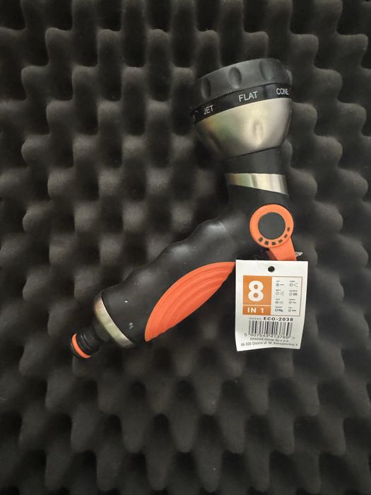 Fiskars - Wąż ogrodowy 30 m na wózku ze zwijakiem plus zestaw końcówek