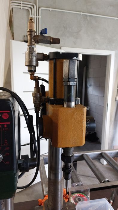 Prasa pneumatyczna  2t z młotem udarowym.