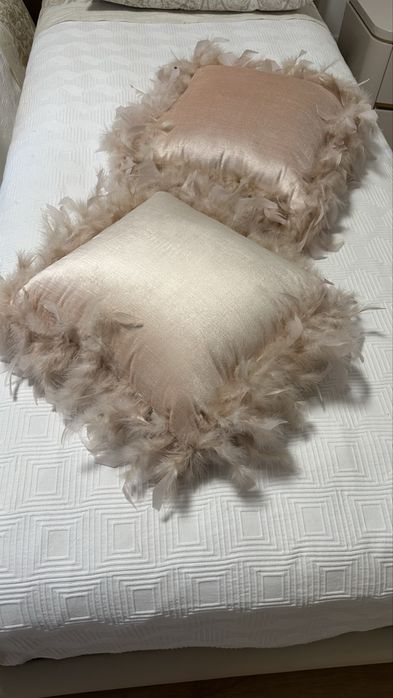 Conjunto 2 almofadas cor de rosa com penas