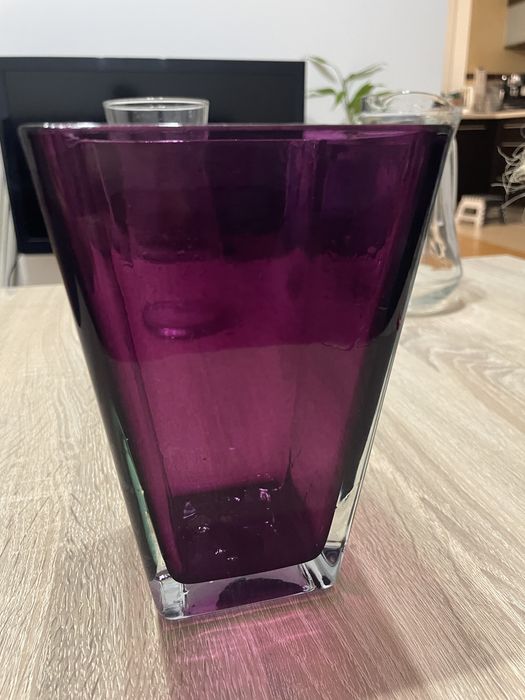 Fioletowy szklany wazon