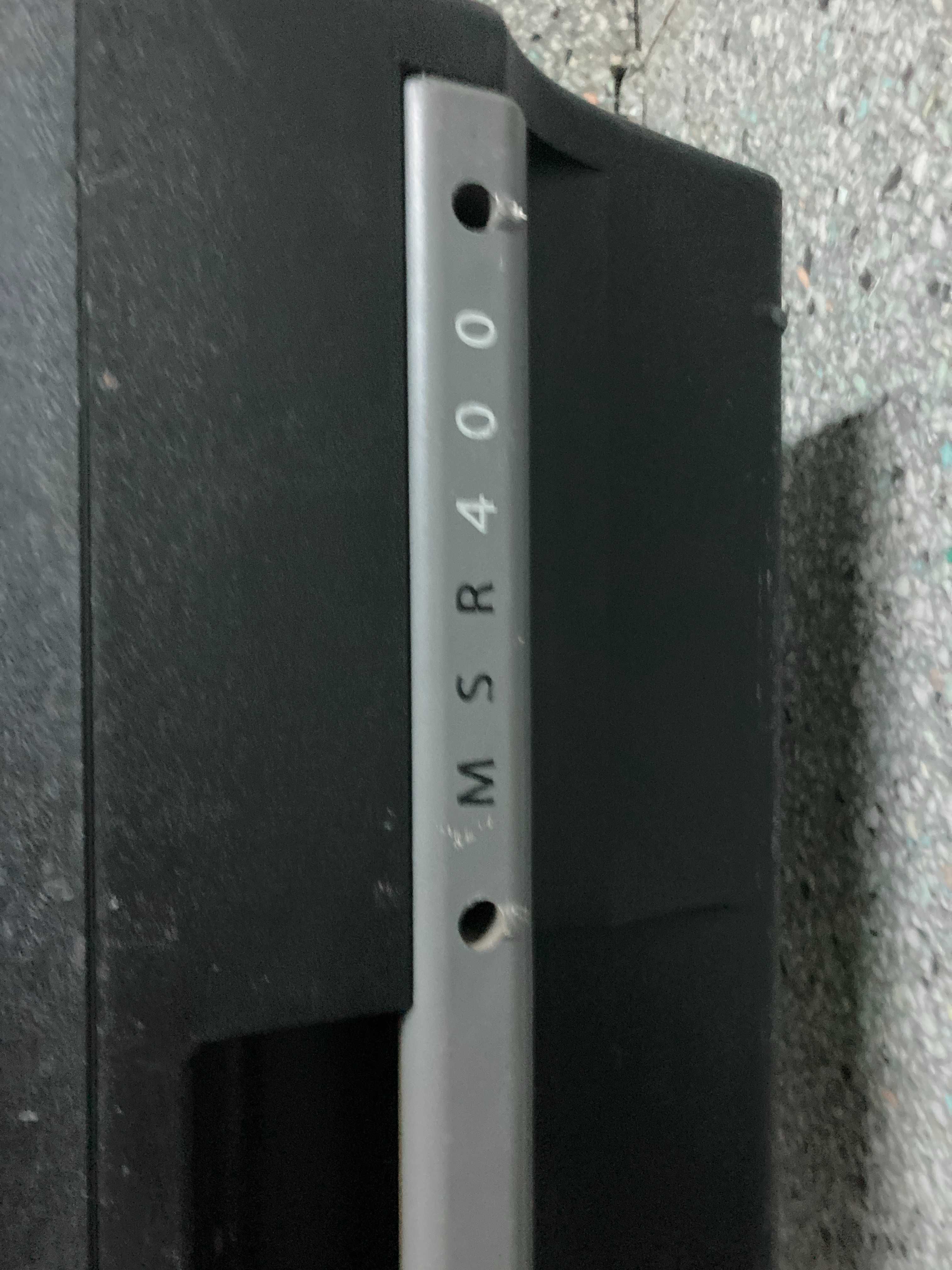 Conjunto de colunas Yamaha com os tripes