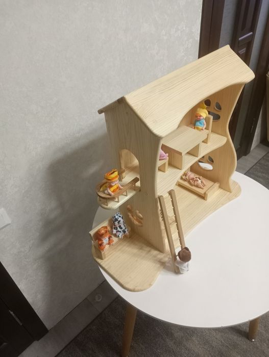 Ляльковий будинок з дерева