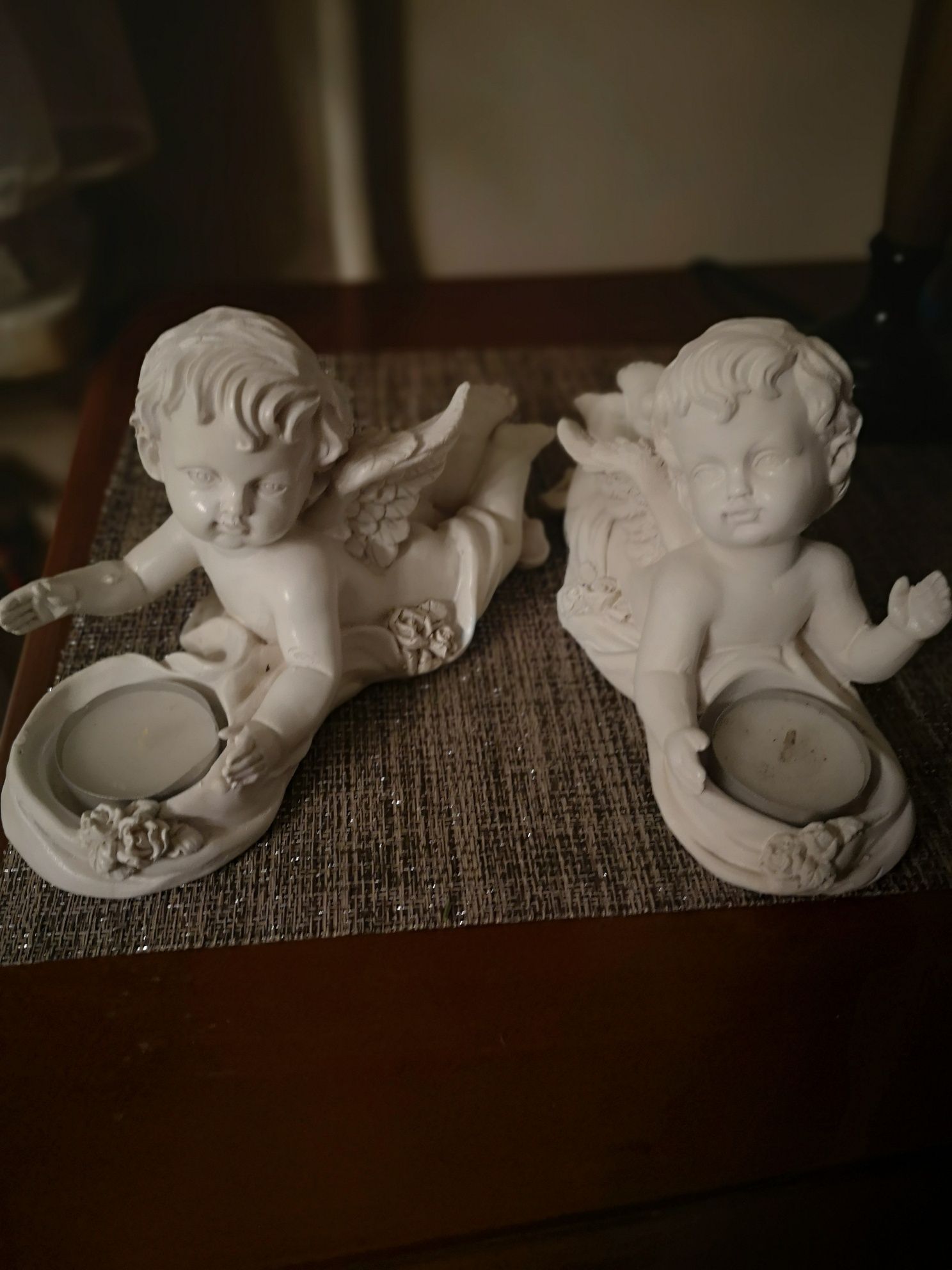 Dwie figurki aniołów. Świeczniki.