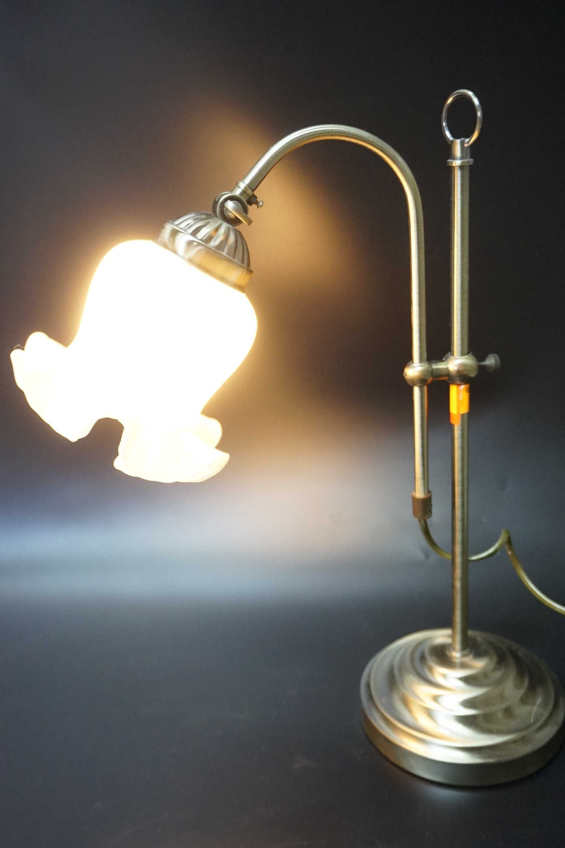 Lampa z trzonem i ramieniem z błyszczącego mosiądzu