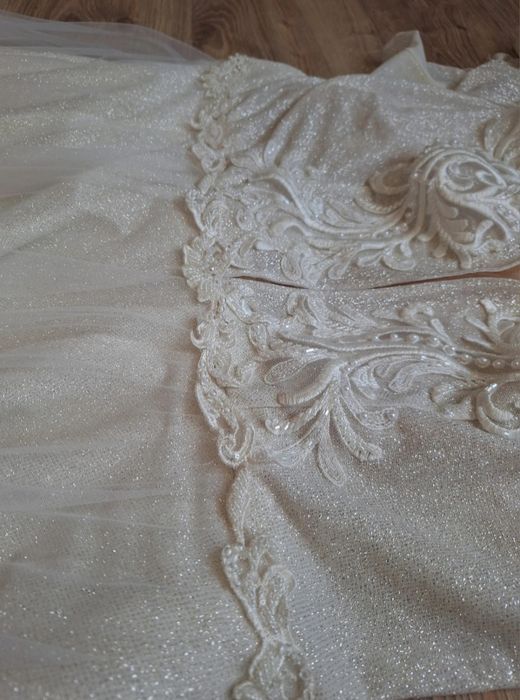 Piękna długa brokatowa błyszcząca suknia ślubna szampan