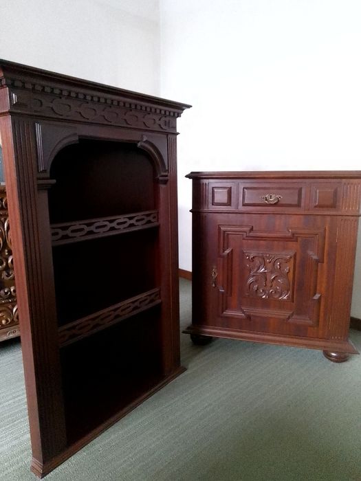 Móvel de canto em madeira