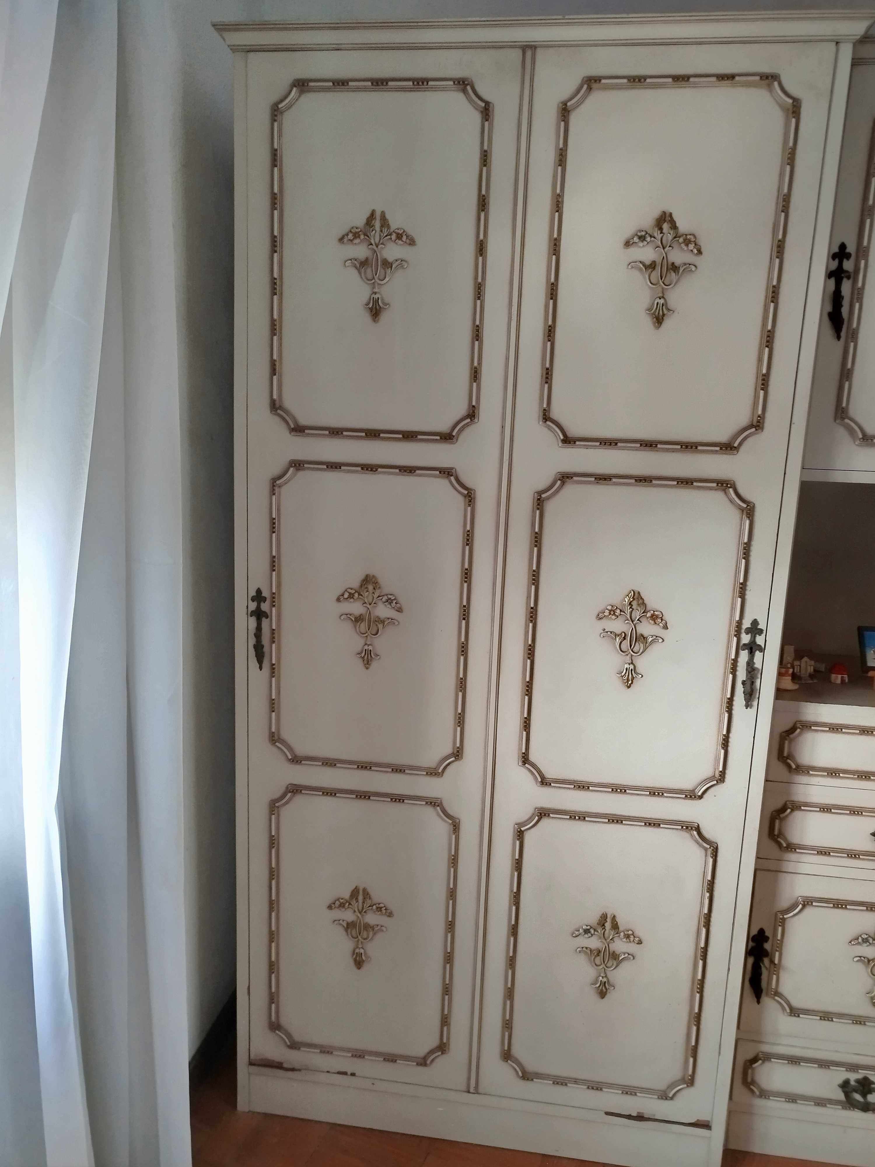 Móvel de quarto em talha
