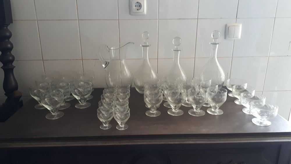 Conjunto copos, taças, garrafas e jarro