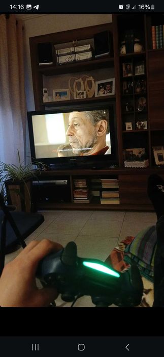 Playstation 4 com dois comandos novos e fios originais