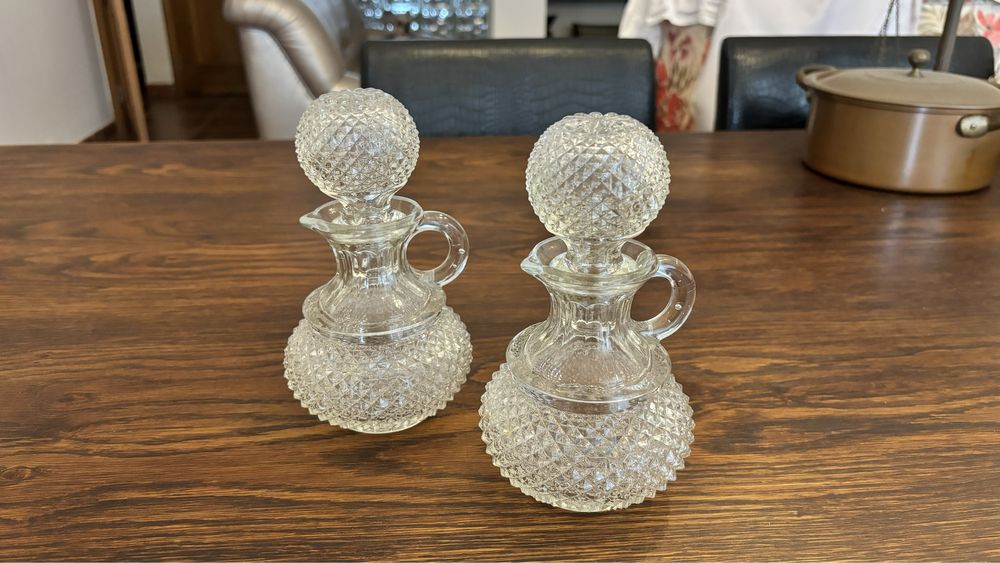 2 Garrafas/Azeiteiras em Vidro Trabalhado – Vintage
