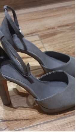 Eleganckie buty damskie zamszowe na słupku Next 38