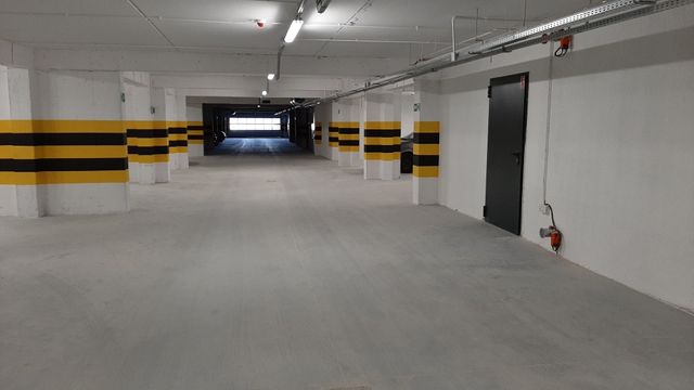 Duże miejsce postojowe (30m2) w hali garażowej ul. Anny Jagiellonki 6