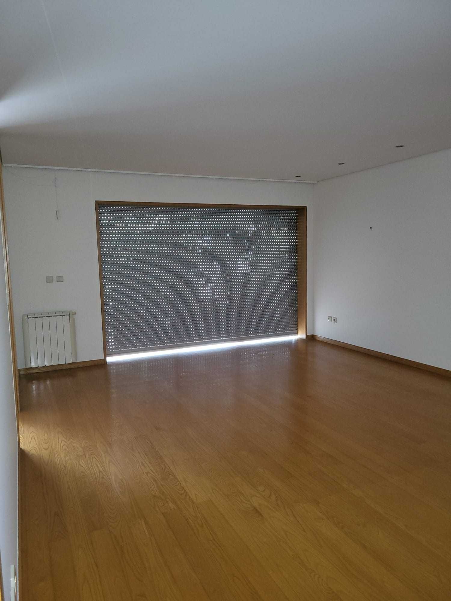 Arrendamento de apartamento t2 na Avenida do Castelo, 43