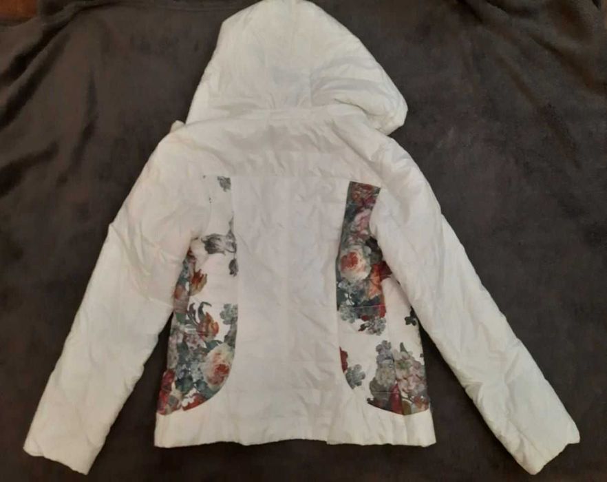 Осіння (демісезонна) біла жіноча куртка