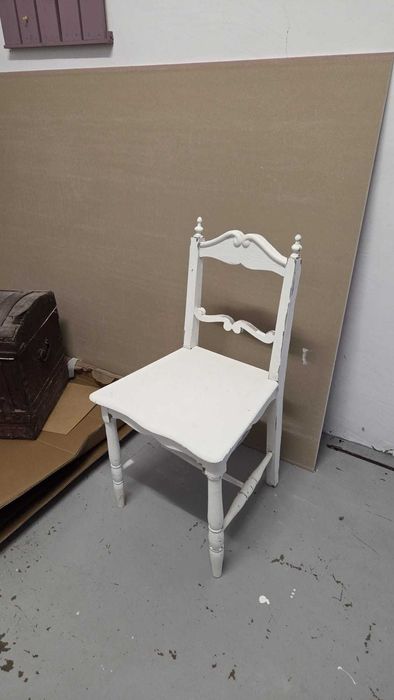 cadeira antiga branca