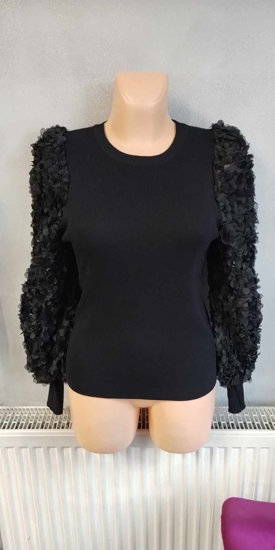 Sweterek elegancki z ozdobnym rekawem
