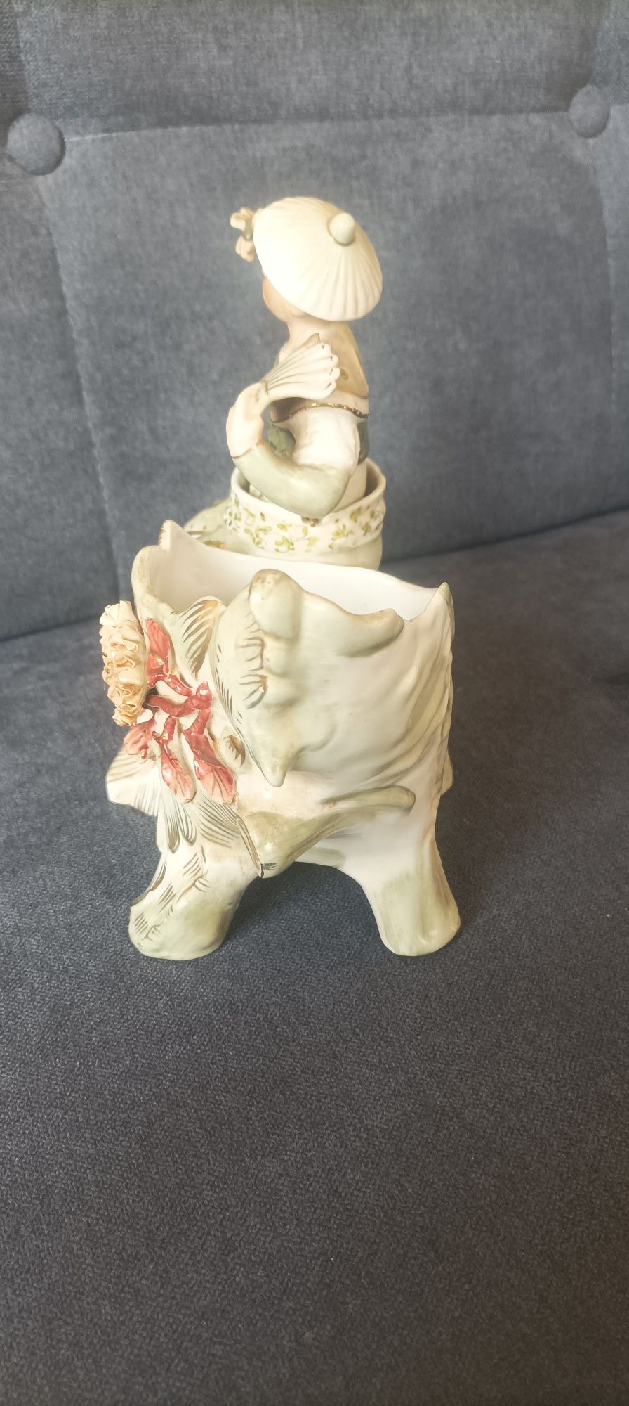 Ciekawa figura porcelanowa