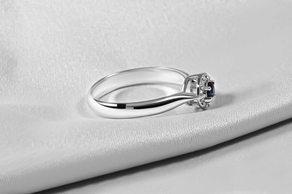 Кольцо из белого золота с сапфиром и бриллиантами