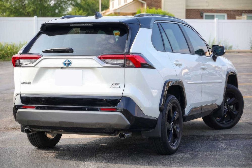 Toyota RAV4      2021