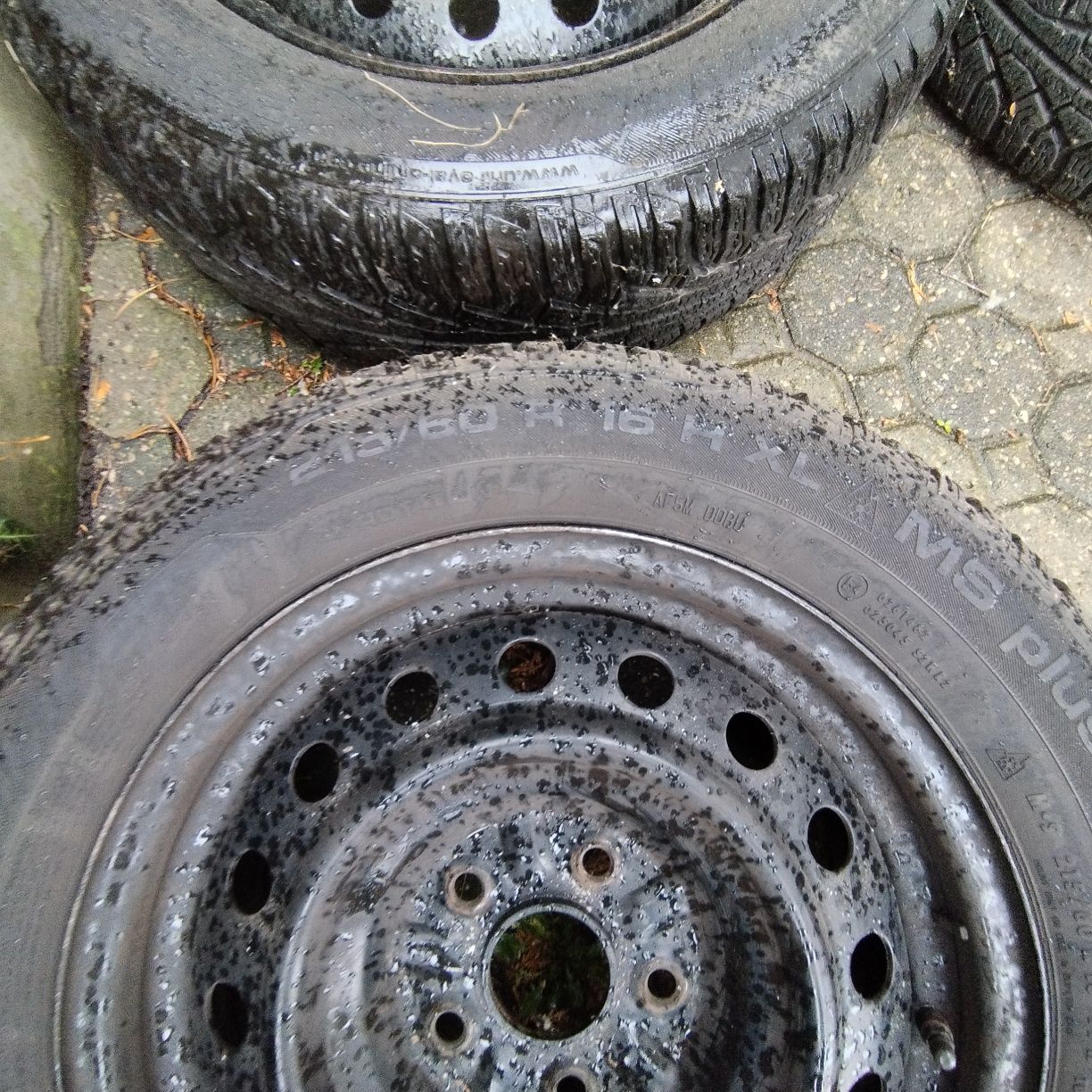 Opony zimowe uniroyal 215/60/16