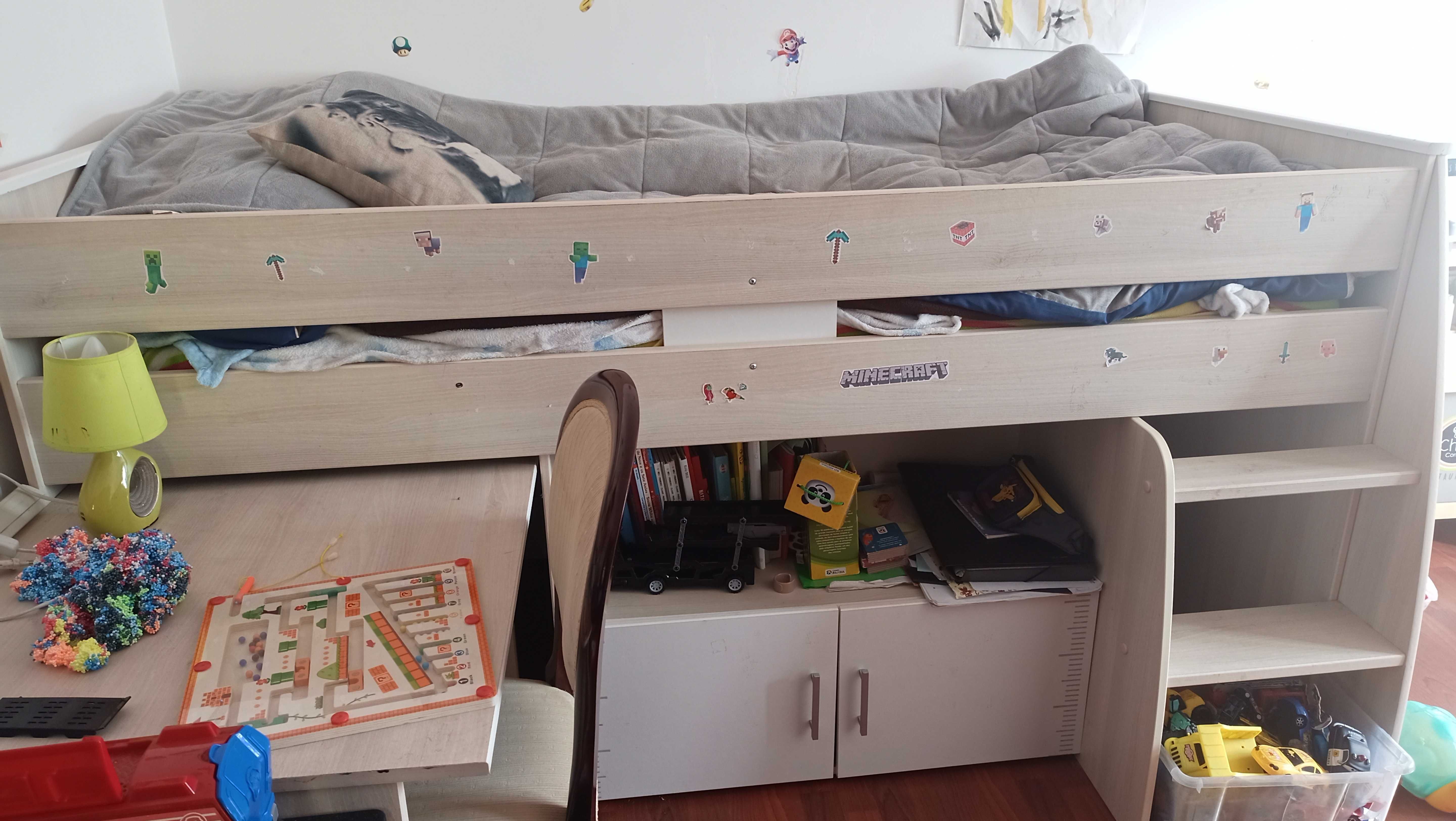 Cama elevada de criança