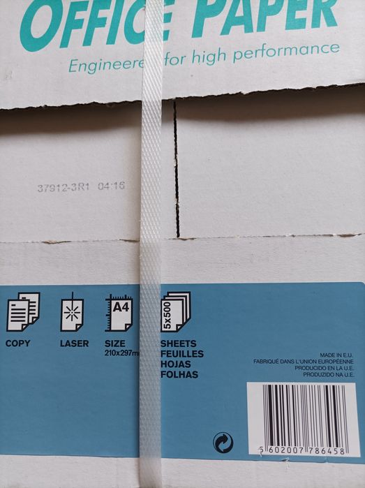 Caixa com cinco resmas de papel A4.