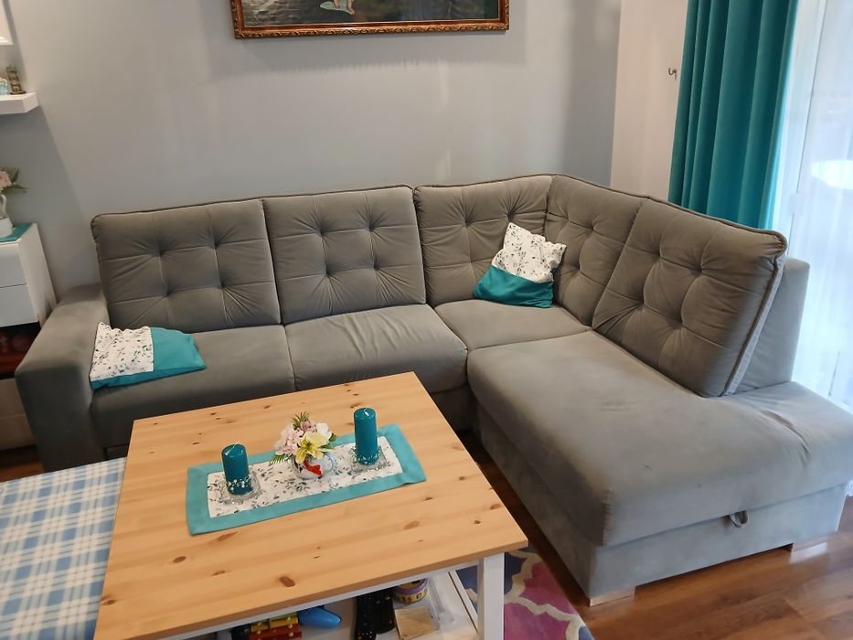 Narożnik do salonu z funkcją spania i pojemnikiem