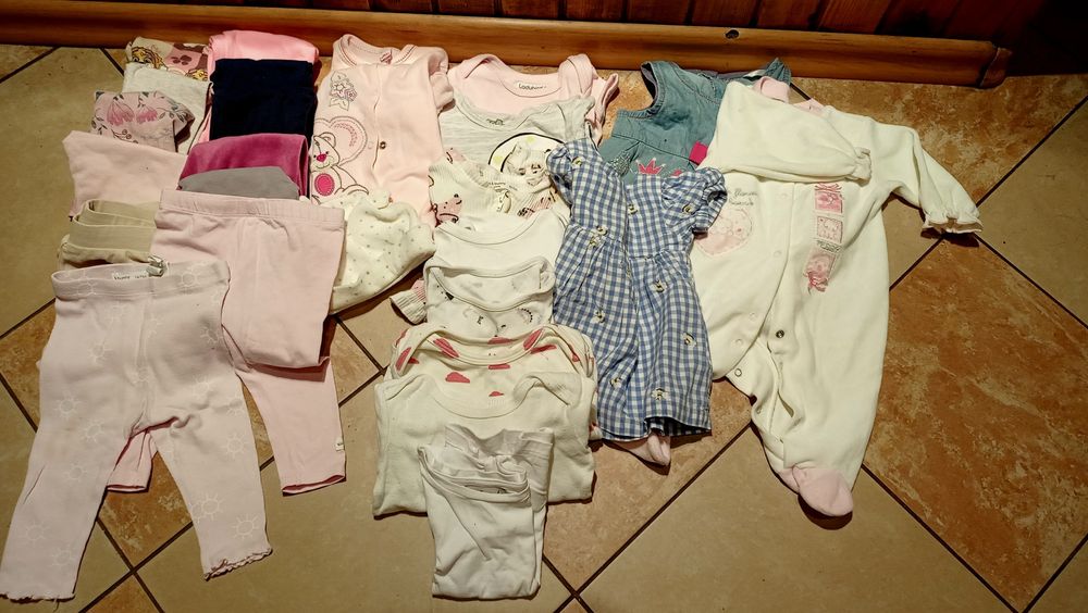 Sprzedam pakę rzeczy na wzrost70 -80 cm. dla dziewczynki.