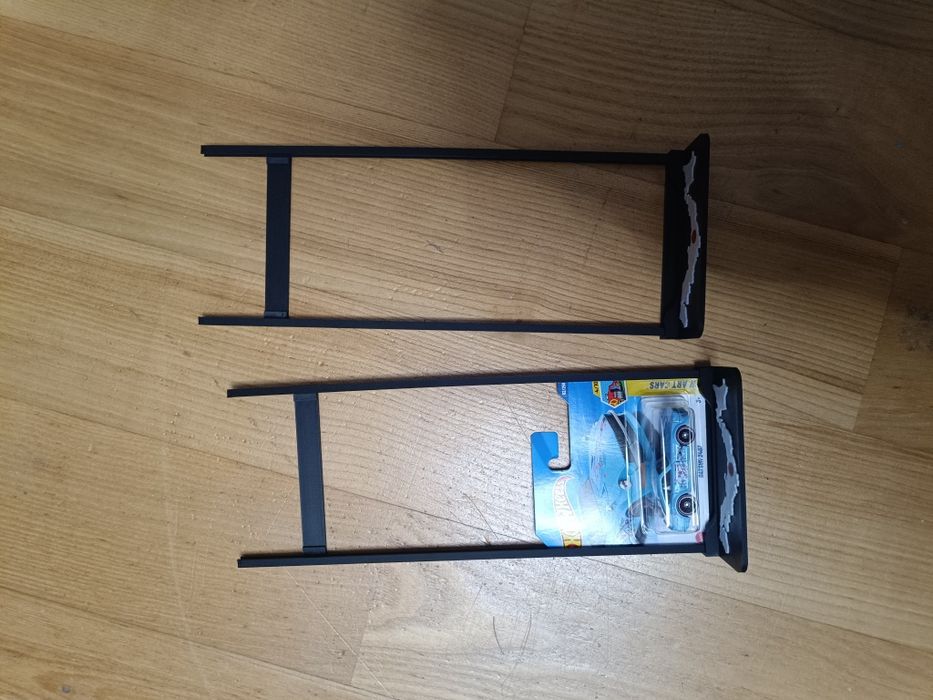 2 stojaki na hot wheels z flagą Japonii
