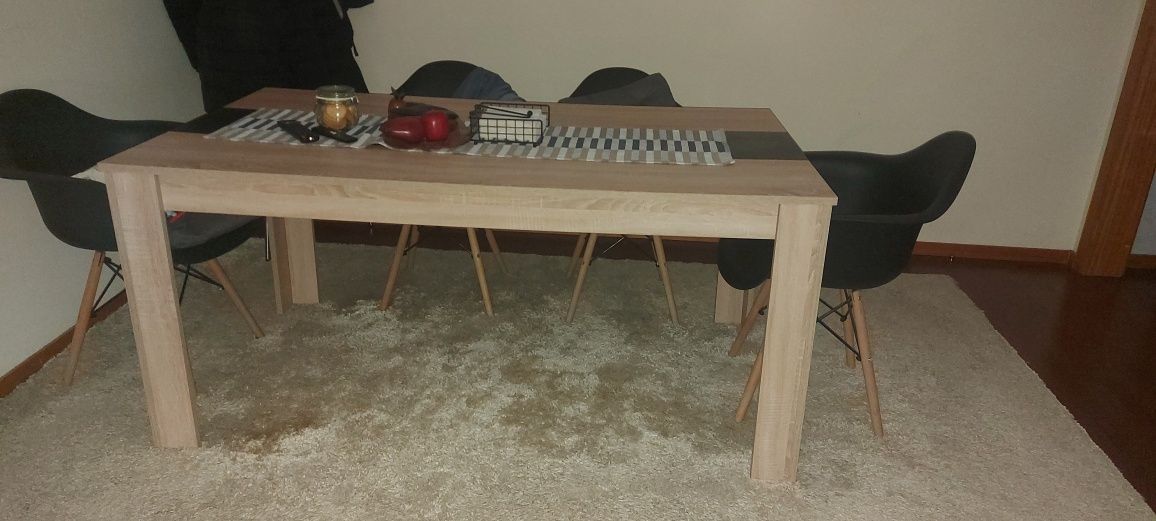 Mesa de sala com 4 cadeiras