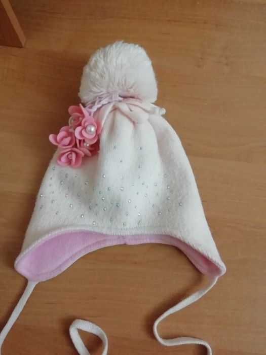 Продам шапку на девочку.