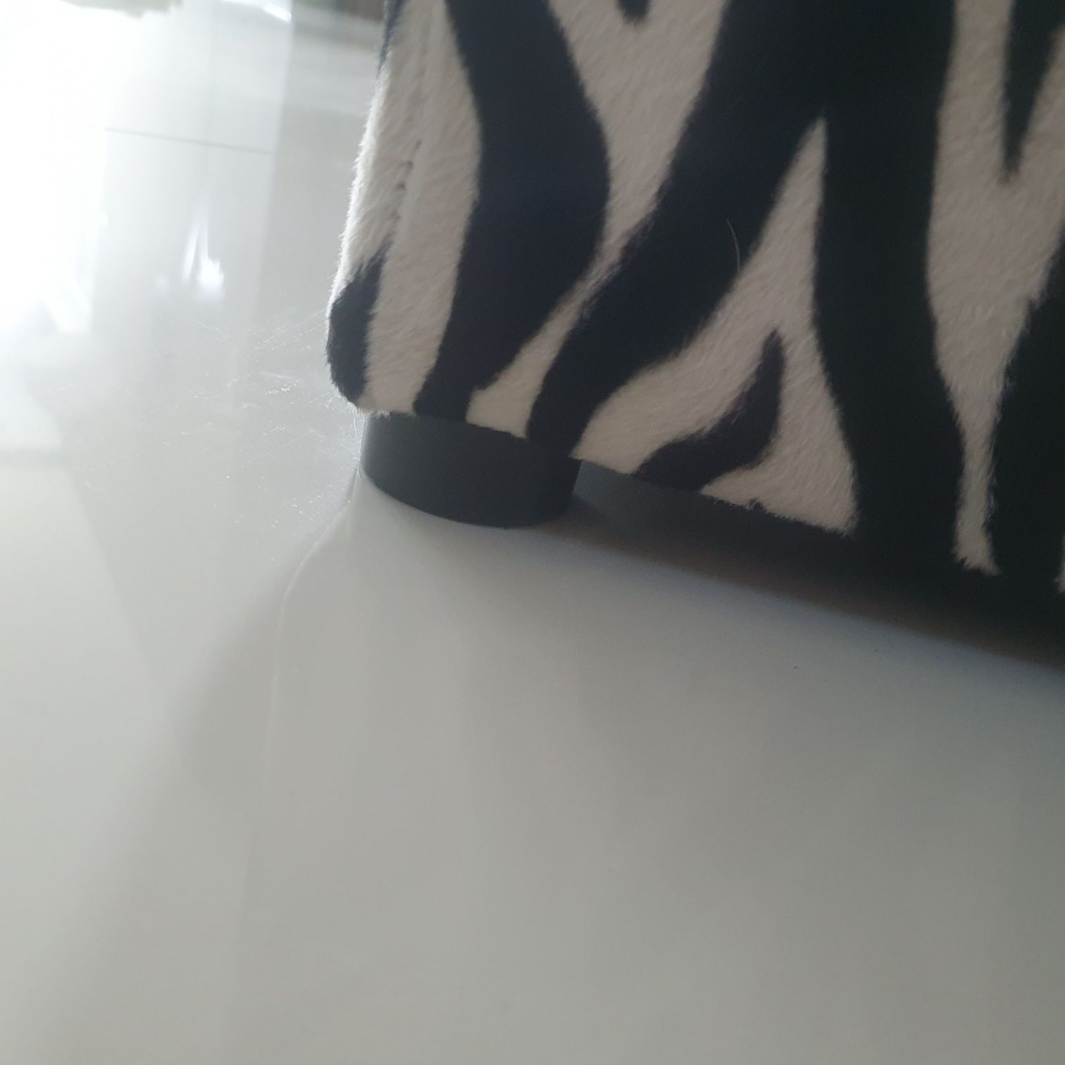 Puf kwadratowy z materiałem typu panterka .pluszowy plus poduszka