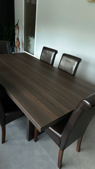 Mesa de sala de jantar, cadeiras e aparador - preto