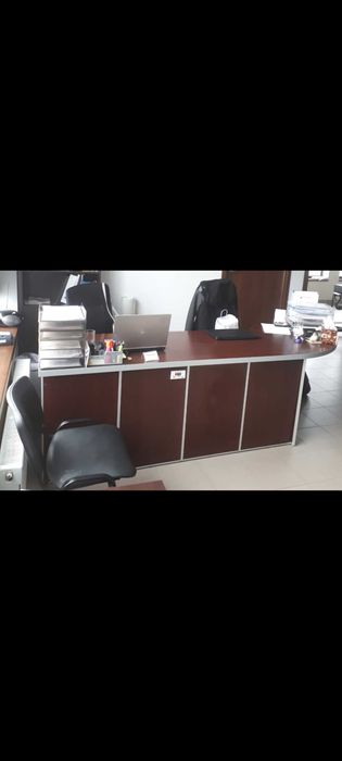 Biurko drewniane ok 3 m, ciemny brąz i srebrne wstawki, srebrna noga