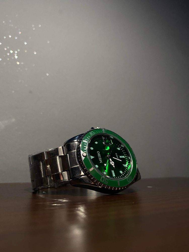 Srebrny Zegarek z zieloną tarczą
