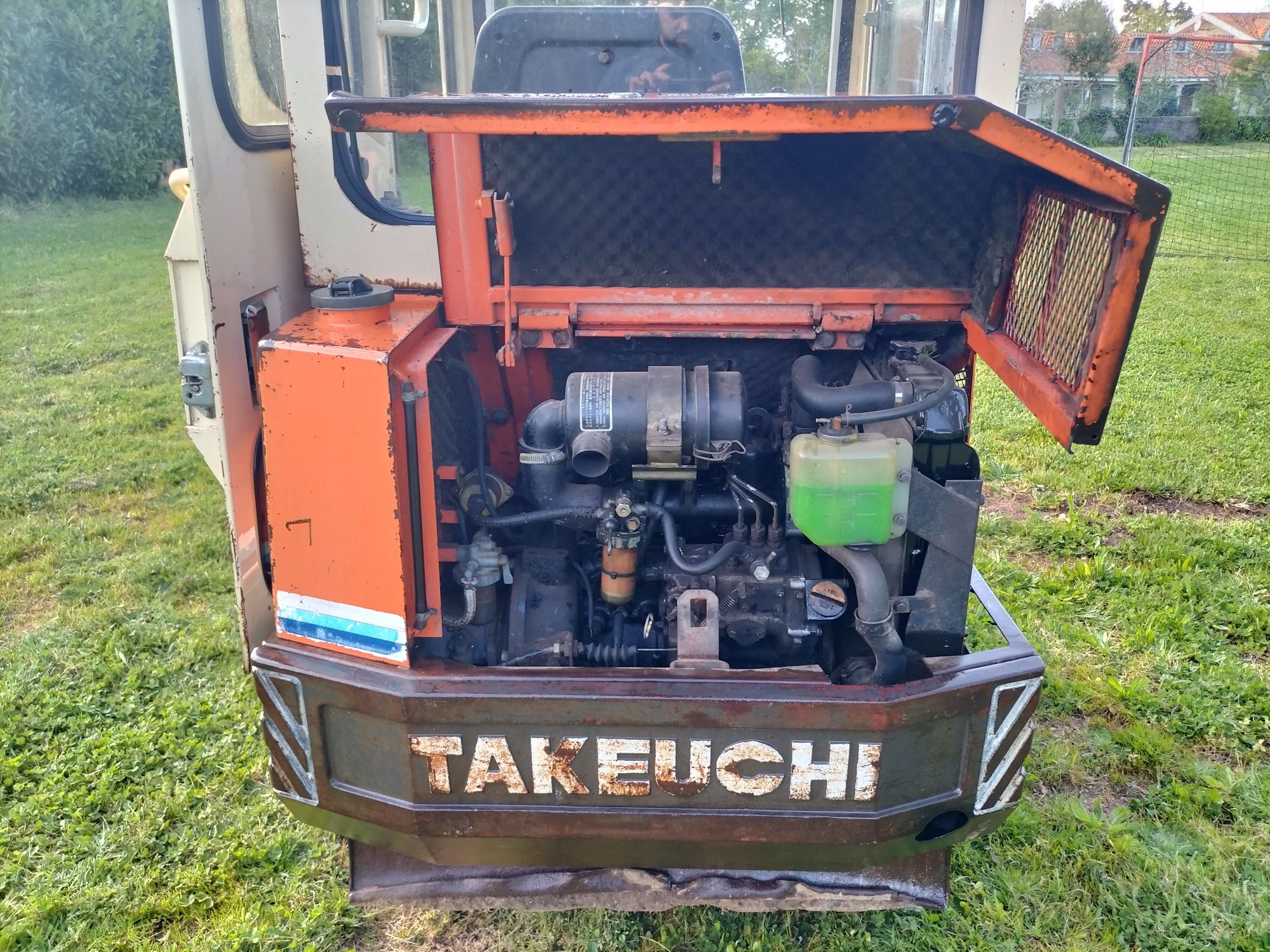 Mini giratória Takeuchi tb15