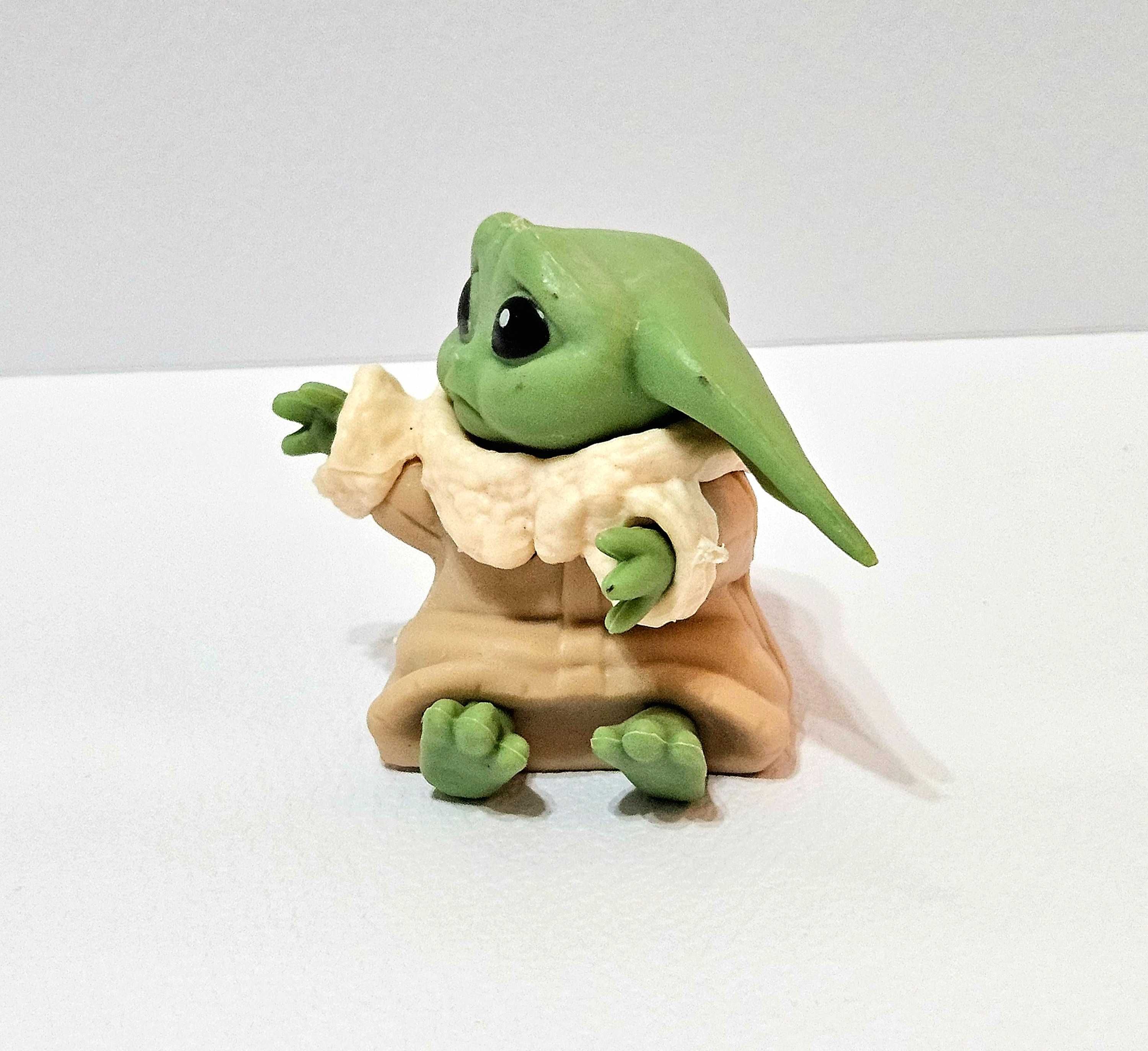 Star Wars Baby Yoda w pozycji siedzącej