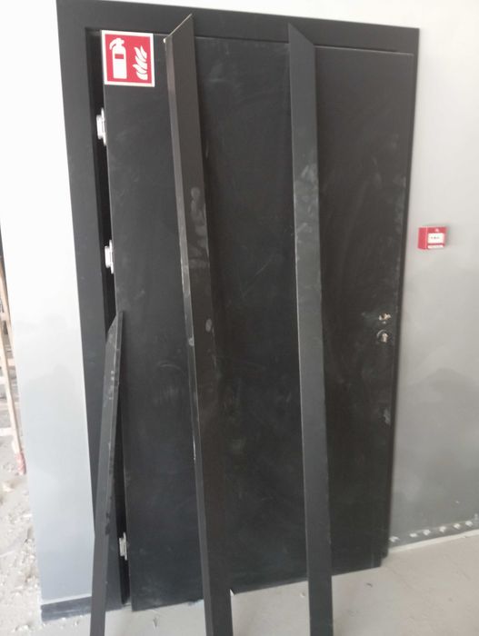 Drzwi z oscieżnicą oraz klamką