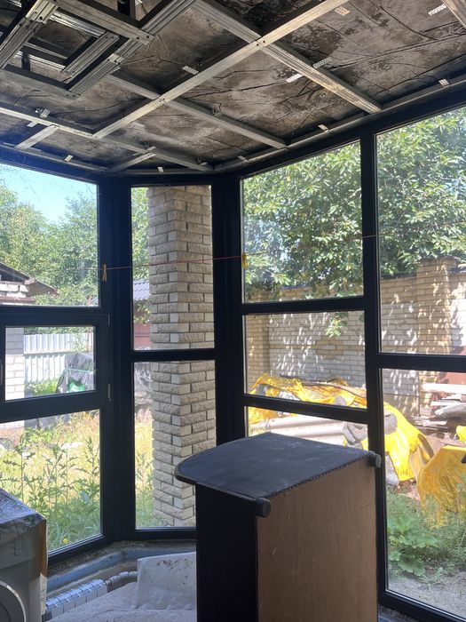 Дім на Космосі з незавершеним ремонтом .