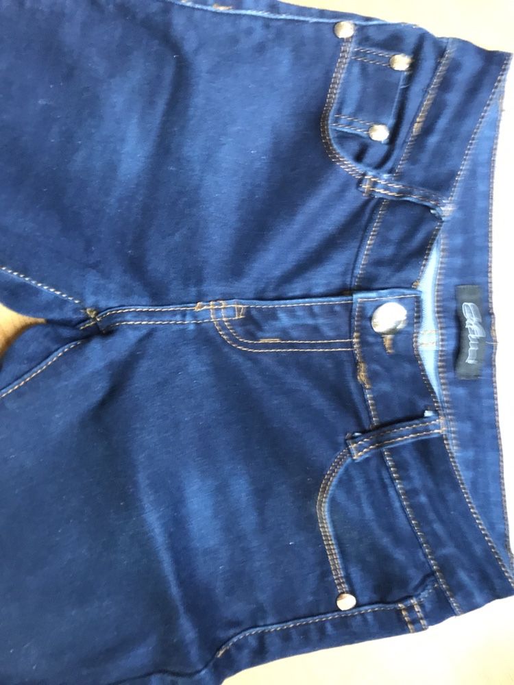 Super dopasonane jeansy podkreślające pośladki