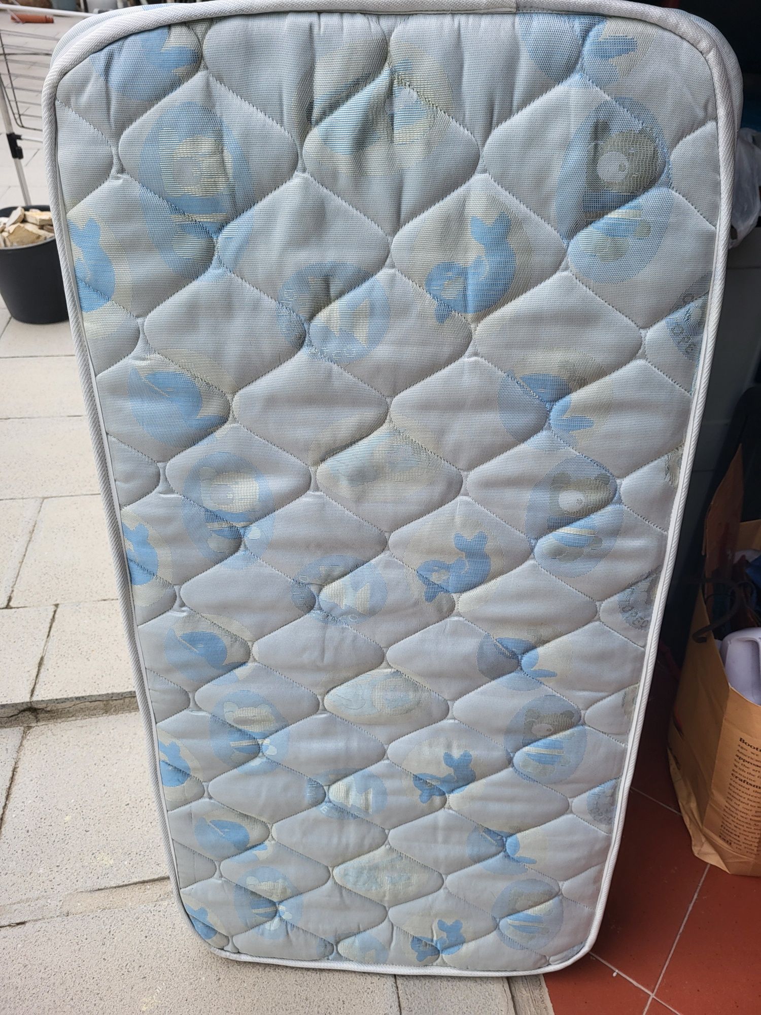 Cama de madeira de bebé com colchão